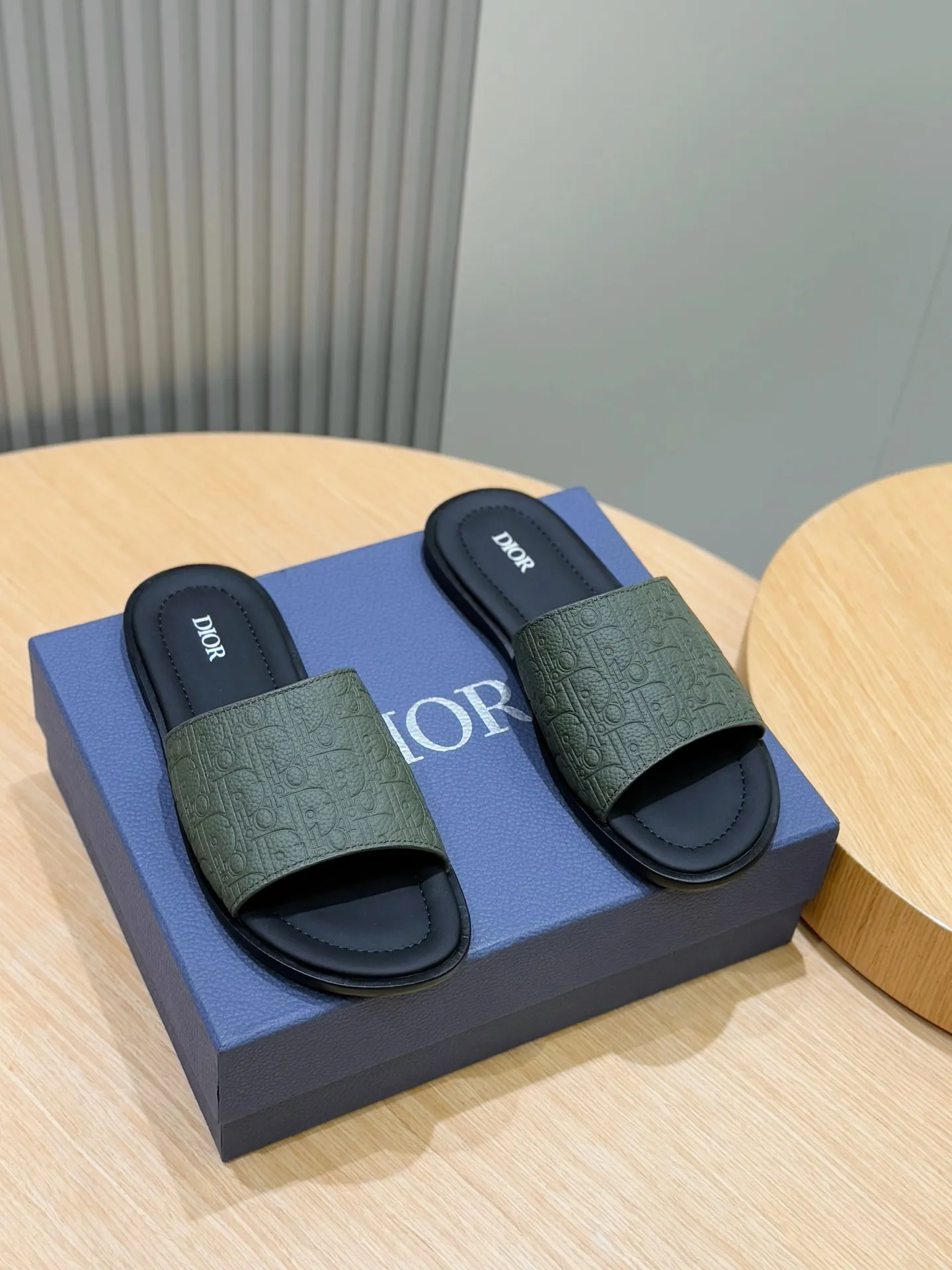 Men's Men's Shoes 💰320 [New Style] 🐝🐝Dior Alias ​​men's leather slippers. This Alias ​​sandal is a new summer product, showing a casual and elegant style. Carefully crafted from grained cow leather and Oblique printed fabric, with cowhide lining! Cross-strap design with metal-clad brass CD Diamond logo. The imported cowhide leather and rubber sole adds sophistication and comfort, while Oblique print-effect anti-slip panels add style. Size: 39-44 (customized at 38.45)